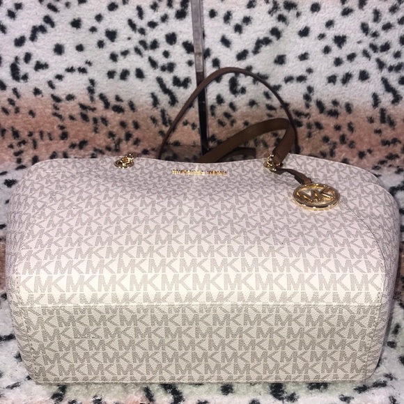 Michael Kors Jet Set Shoulder Tote - Picture 6 of 8